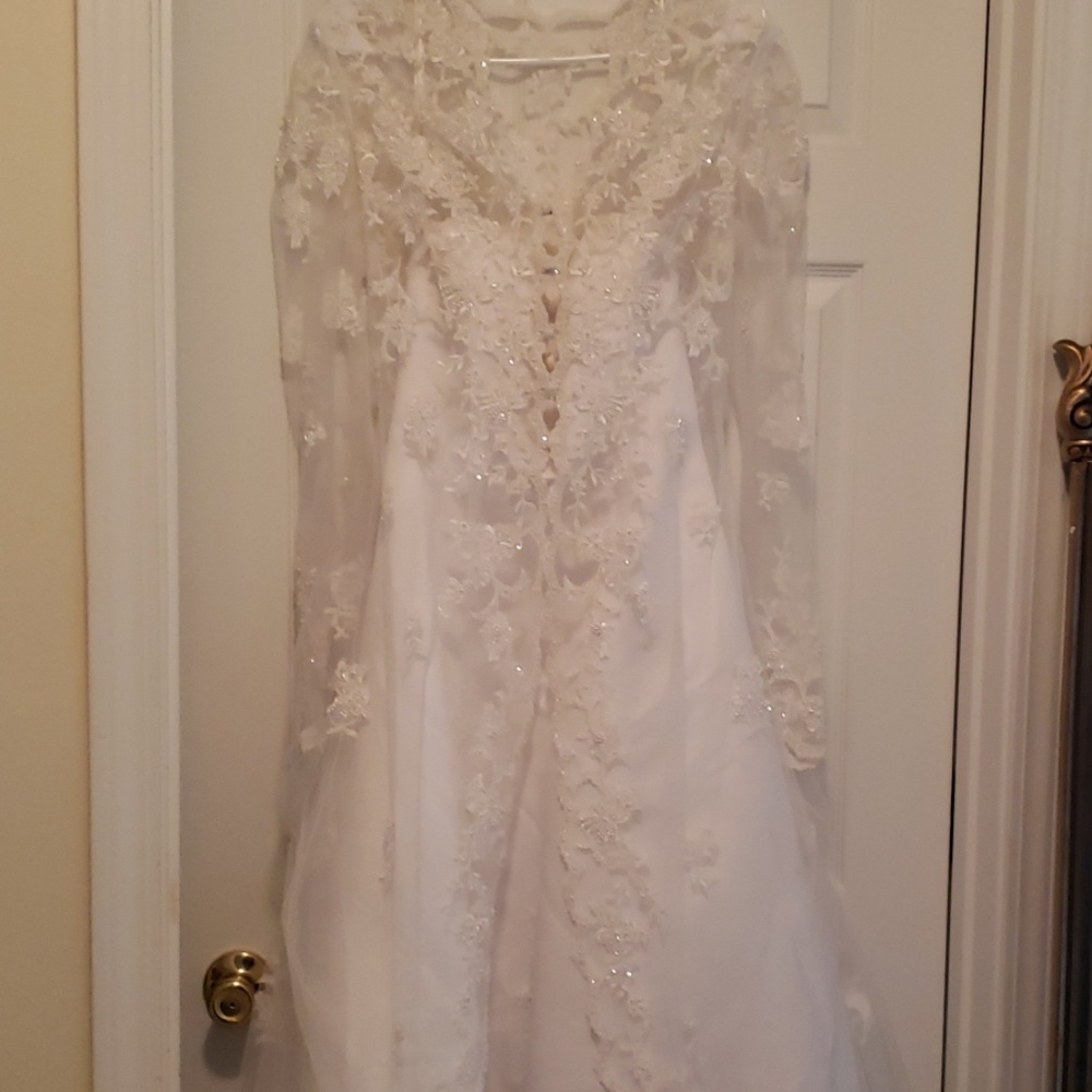 Wedding dress - Picture 3 of 8